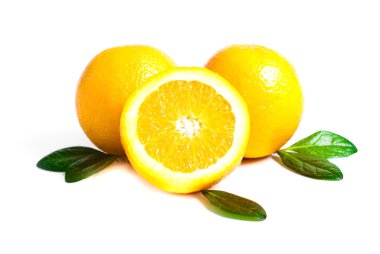 Portakallar beyaz arkaplanda izole edilmiş