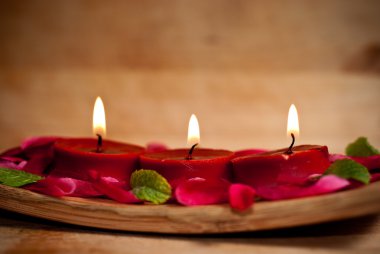 spa salonda kırmızı mumlar