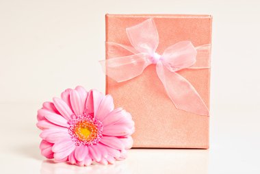 Bir buket pembe çiçek.