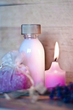 spa salonda kırmızı mumlar