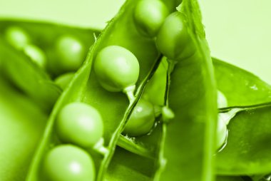 Yeşil taze bezelye kadar yakın