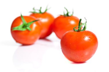 Beyaz arkaplanda izole kırmızı domatesler