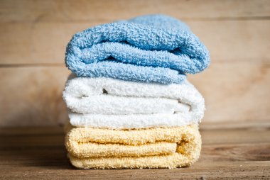 yığılmış renkli havlu