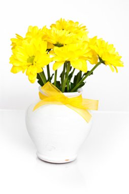 güzel sarı çiçekler vazoda