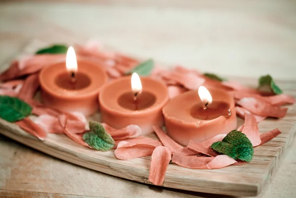 Candele rosse nel salone spa — Foto Stock