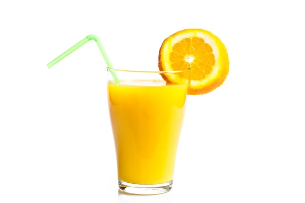 Ein Glas Orangensaft und Orangen — Stockfoto