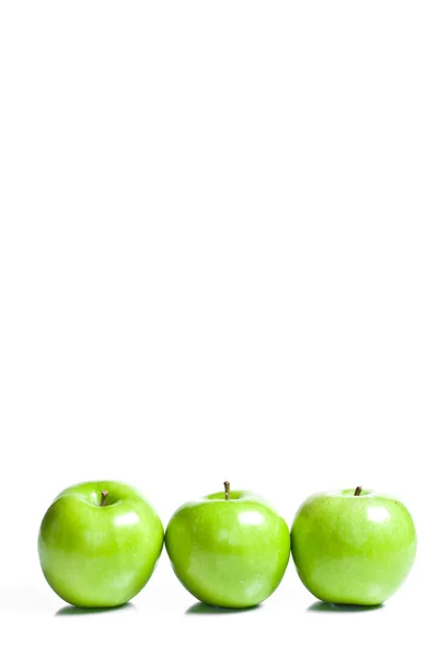 Drie groene appels in witte achtergrond geïsoleerd — Stockfoto