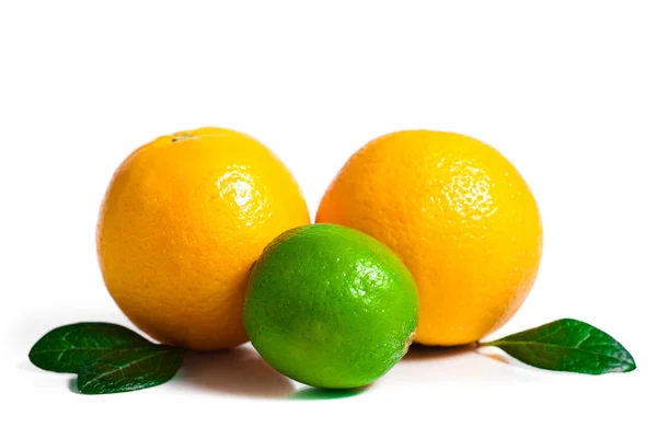 Pomarańczy i limonki na białym tle — Zdjęcie stockowe