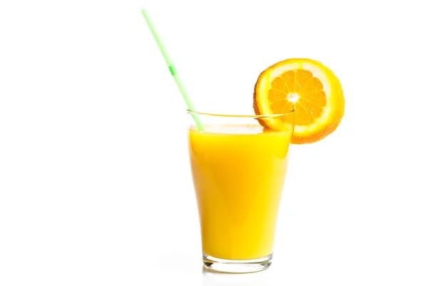 Un vaso de jugo de naranja y naranjas —  Fotos de Stock