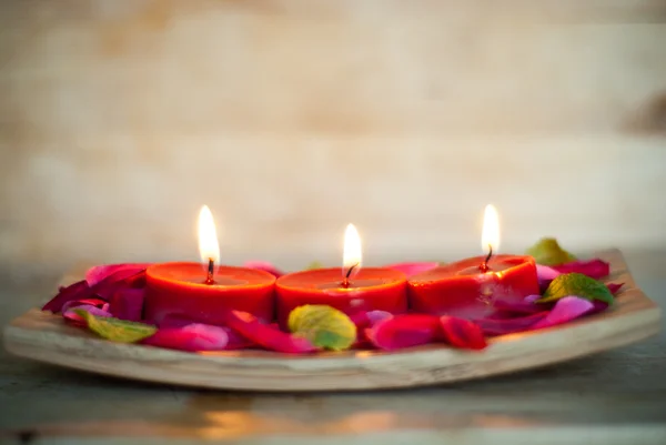 Velas rojas en el salón de spa —  Fotos de Stock