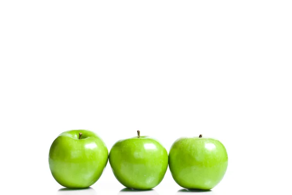 Manzanas verdes frescas aisladas sobre fondo blanco —  Fotos de Stock