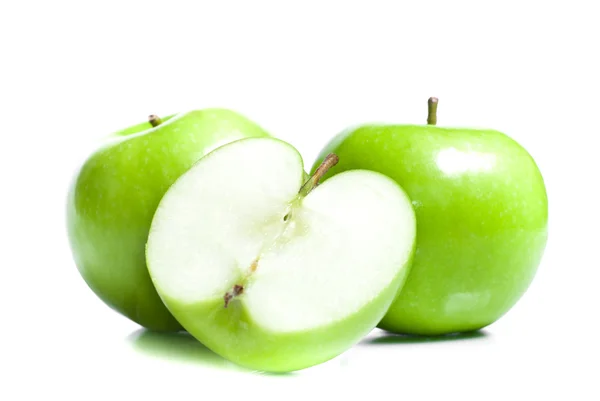 Pommes vertes fraîches isolées sur fond blanc — Photo