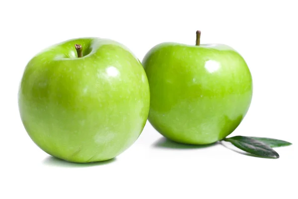 Manzanas verdes frescas aisladas sobre fondo blanco —  Fotos de Stock