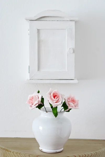Bouquet di piccole rose in un vaso — Foto Stock