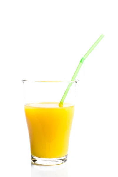 Een glas sinaasappelsap en sinaasappelen — Stockfoto