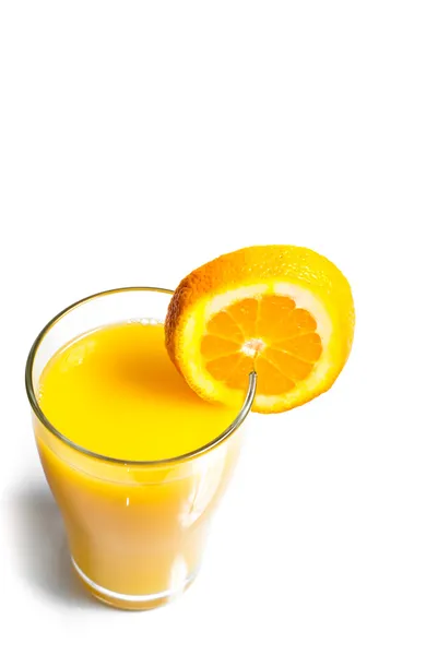 Un vaso de jugo de naranja y naranjas —  Fotos de Stock