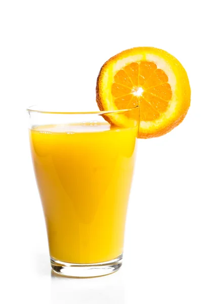 Sklenice pomerančové šťávy a pomeranče — Stockfoto