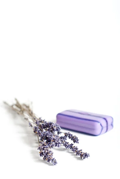 Lavendelblüten und Seife — Stockfoto