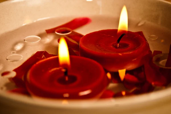 Velas vermelhas no salão de spa — Fotografia de Stock