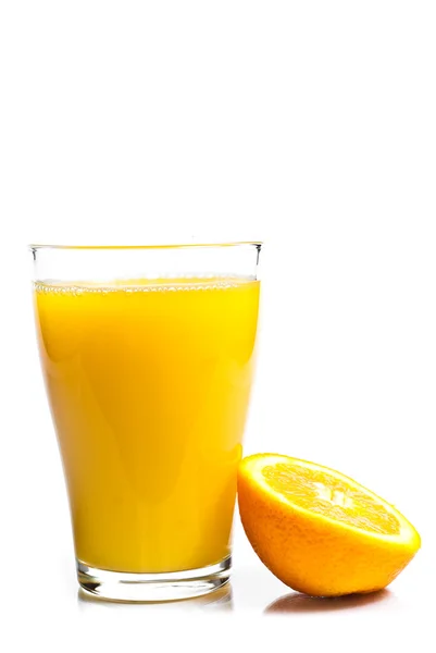 Um copo de sumo de laranja e laranjas — Fotografia de Stock