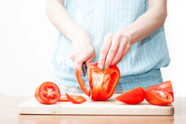 Femmina tagliando ingredienti alimentari — Foto Stock