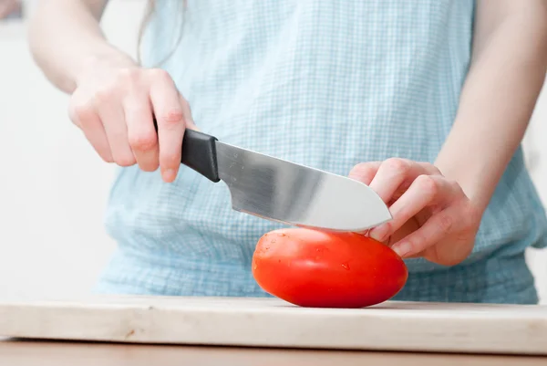 Femmina tagliando ingredienti alimentari — Foto Stock