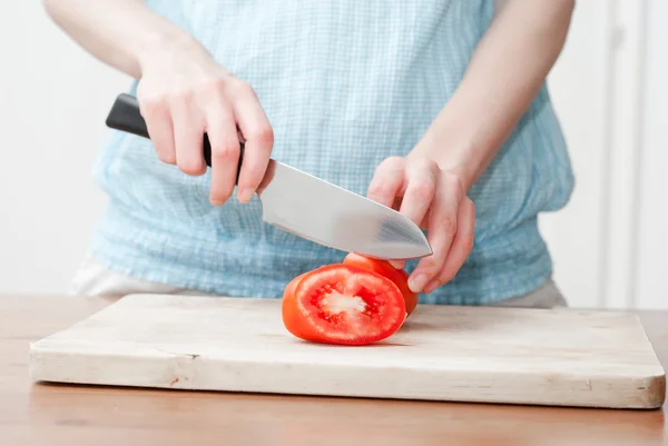 Feminino picar ingredientes alimentares — Fotografia de Stock