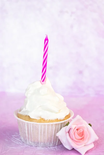A rózsaszín birthday cupcake — Stock Fotó