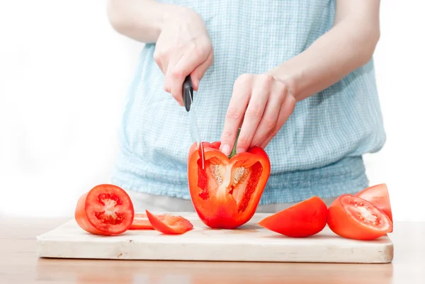 Femmina tagliando ingredienti alimentari — Foto Stock