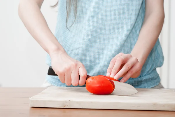 Feminino picar ingredientes alimentares — Fotografia de Stock