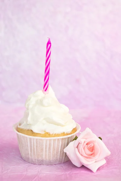 Um cupcake de aniversário rosa — Fotografia de Stock