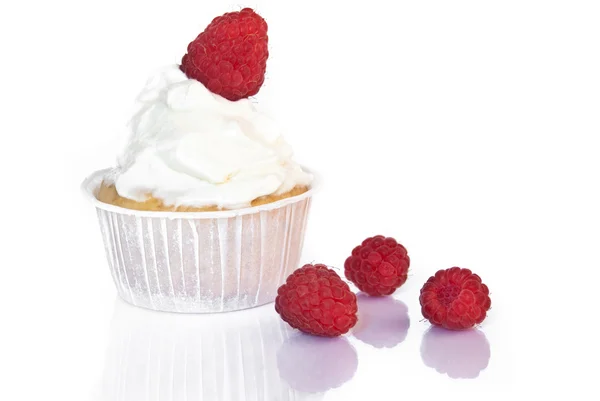 Cream and raspberry cupcakes — Stock Photo, Image