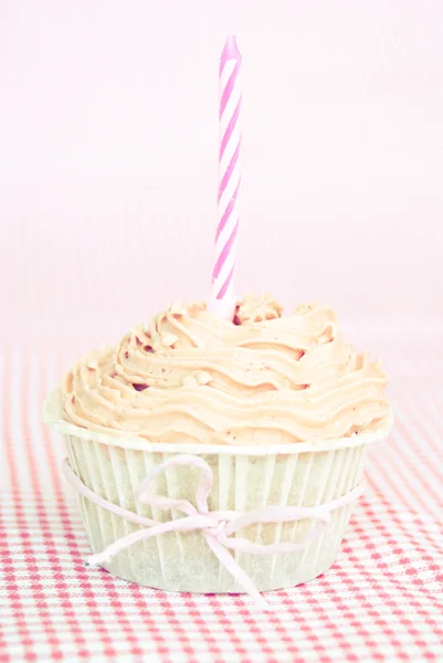 Um cupcake de aniversário rosa — Fotografia de Stock