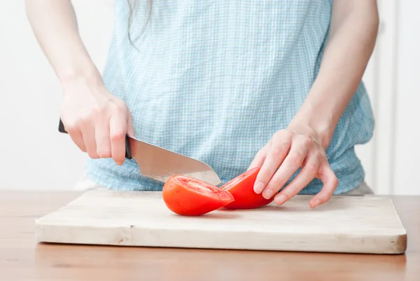 Feminino picar ingredientes alimentares — Fotografia de Stock