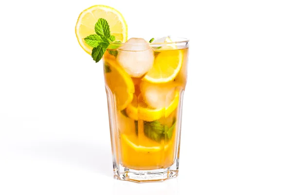Холодный чай с лимоном — стоковое фото