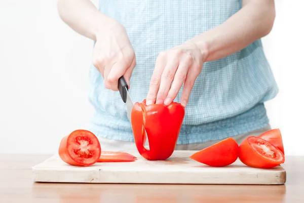 Femmina tagliando ingredienti alimentari — Foto Stock