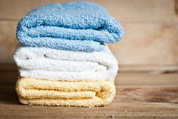 Gestapelde kleurrijke handdoeken — Stockfoto