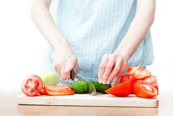 Femme hacher des ingrédients alimentaires — Photo