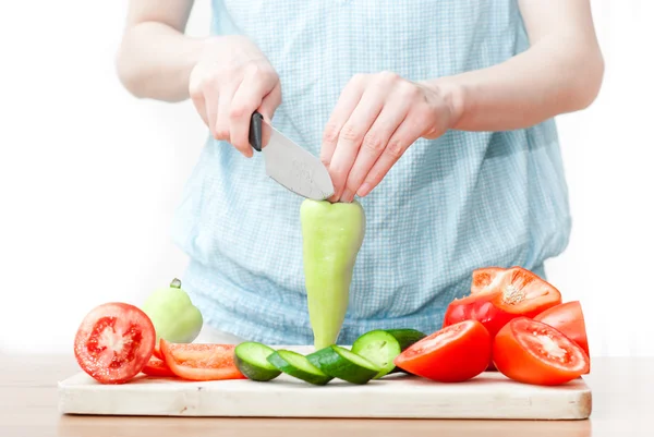 Feminino picar ingredientes alimentares — Fotografia de Stock