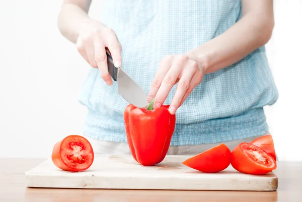 Femme hacher des ingrédients alimentaires — Photo