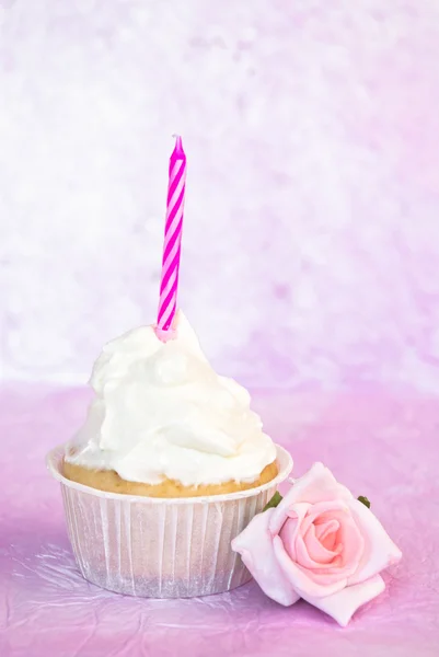 Um cupcake de aniversário rosa — Fotografia de Stock