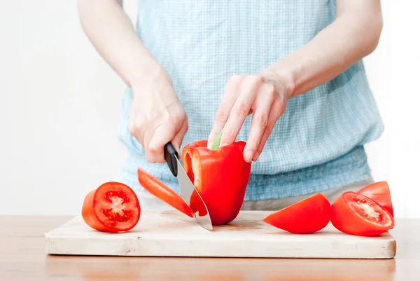 Femme hacher des ingrédients alimentaires — Photo