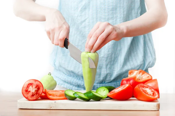 Femmina tagliando ingredienti alimentari — Foto Stock