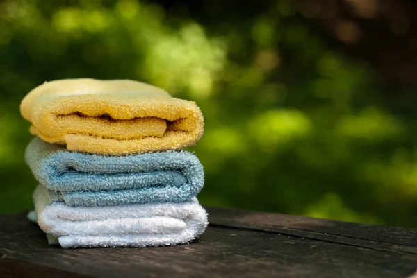 Skládaný barevné ručníky — Stock fotografie