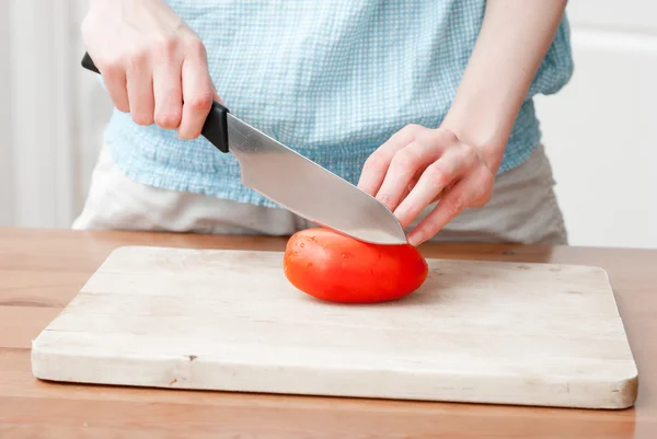 Femmina tagliando ingredienti alimentari — Foto Stock