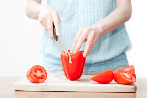 Femmina tagliando ingredienti alimentari — Foto Stock