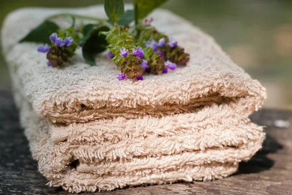 Bruin spa handdoeken en bloemen — Stockfoto