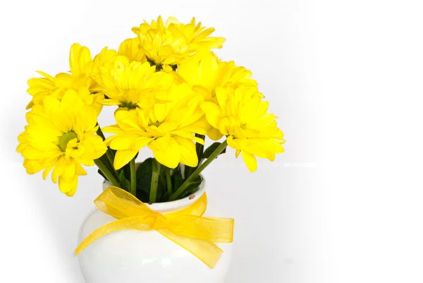 Bunga kuning yang indah di dalam vas — Stok Foto