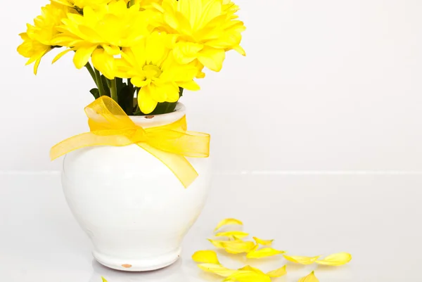 꽃병에 아름 다운 노란 꽃 — 스톡 사진