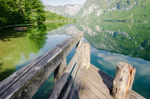 Houten pier op het bergmeer — Stockfoto